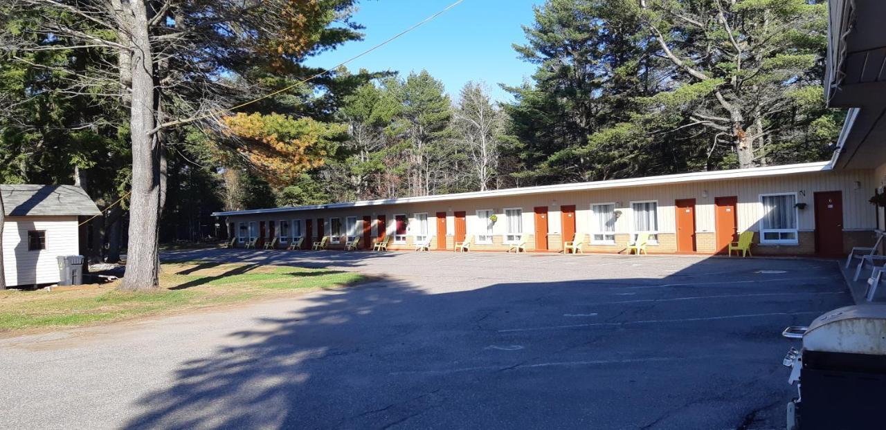 Pine Grove Motel Су-Сент-Мари Экстерьер фото
